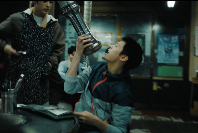 나이키의 아이코닉한 디자인의 바람막이로 꾸준히 사랑받고 있는 윈드 러너 / 이미지 출처: 코르티스 ‘REDRED’ 뮤직비디오