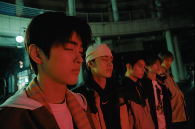 사회적 시선, 규범, 눈치를 상징하는 ‘RED’ / 이미지 출처: 코르티스 ‘REDRED’ 뮤직비디오