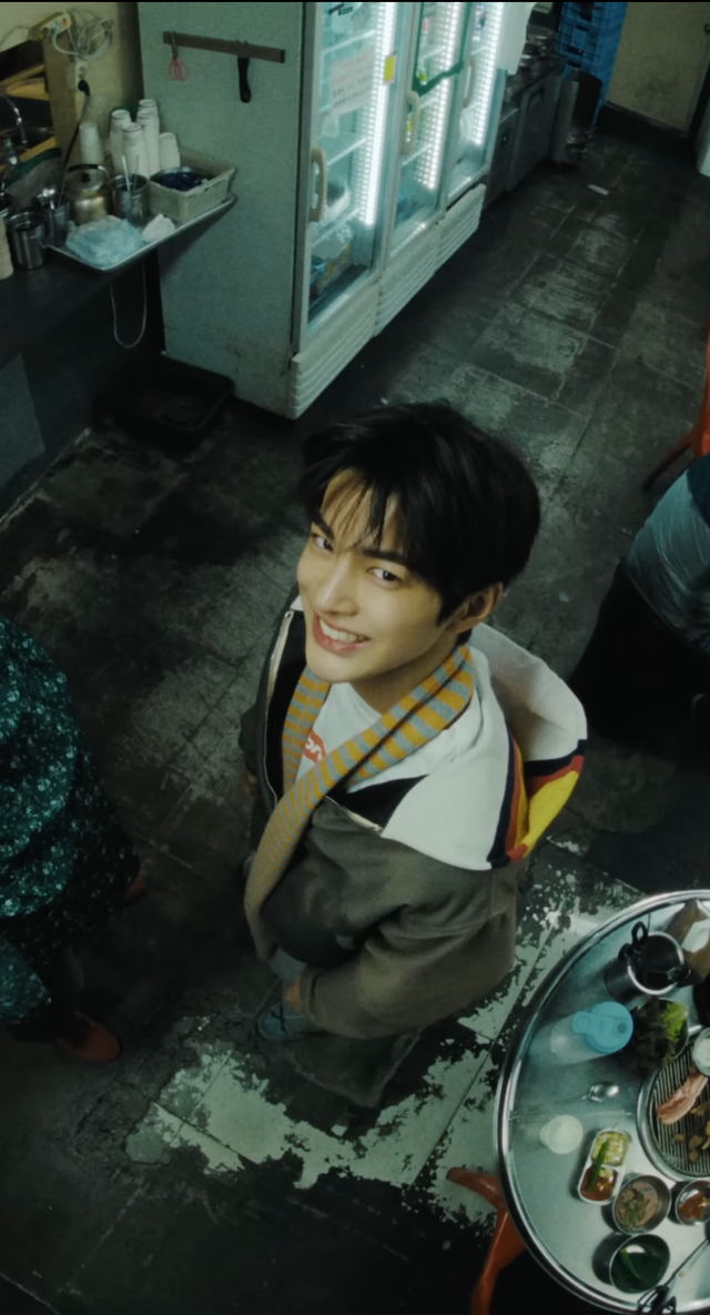 상의로 슈프림의 ‘박스 로고 티’ 화이트 컬러를 입은 건호 / 이미지 출처: 코르티스 ‘REDRED’ 뮤직비디오