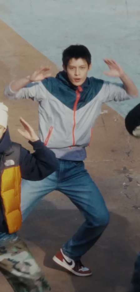 ‘조던 1 레트로 하이 OG 시카고’ 레드 컬러를 신은 제임스 / 이미지 출처: 코르티스 ‘REDRED’ 뮤직비디오