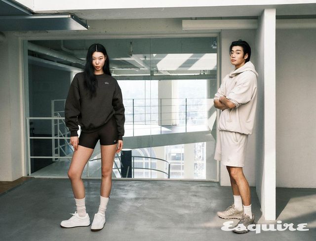 (좌)아콜레이드 크루넥 풀오버, 에어리프트 에너지 쇼츠, 유니섹스 스크런치 삭스, 알로 리커버리 모드 스니커즈 모두 알로. (우) 더블 테이크 후디, 7인치 더블 테이크 쇼츠, 유니섹스 하프 크루 스로백 삭스, 알로 트레일 스니커즈 모두 알로.