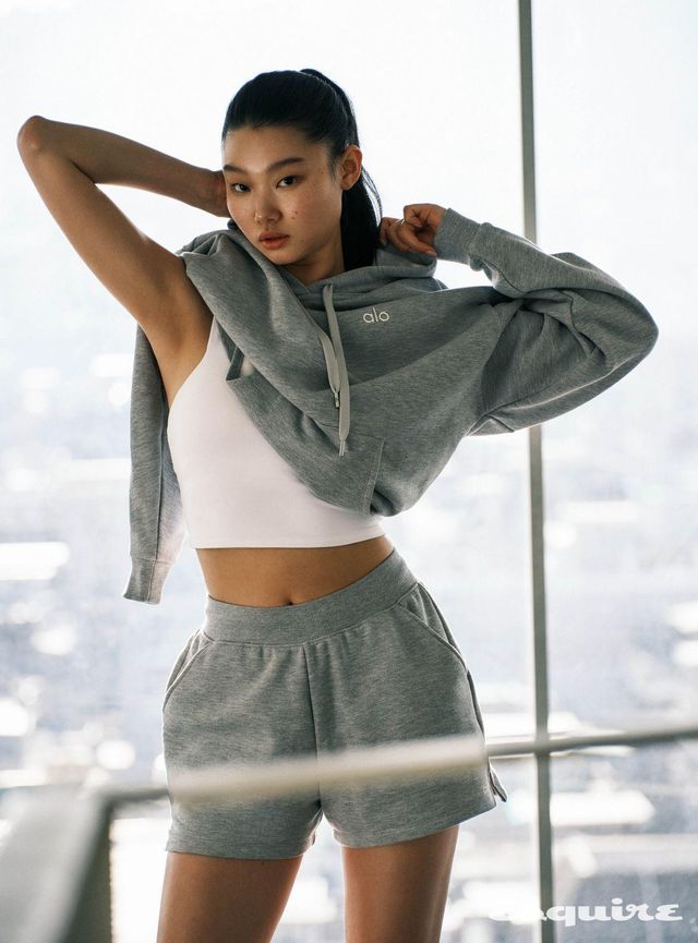 아콜레이드 후디, 리얼 브라 탱크, 로우키 스웨트쇼츠 모두 알로.