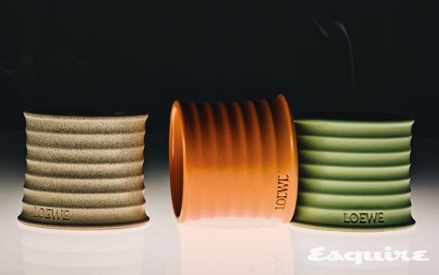 지중해 정원의 허브 향을 담은 오레가노 캔들 170g/21만1000원, 달콤한 오렌지와 흙 내음이 조화로운 스몰 오렌지 블라섬 캔들, 덩굴에서 갓 수확한 오이 향의 스몰 큐컴버 캔들 각 170g/14만9000원 로에베 퍼퓸.