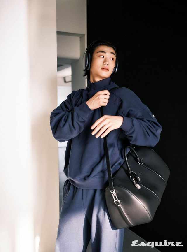 필드 크루넥 스웨트셔츠, 컨커 1/4 집 리폼 롱 슬리브, 필드 스웨트팬츠, 알로 보야지 더플백, 알로 인텐스 클리스털 모두 알로. 