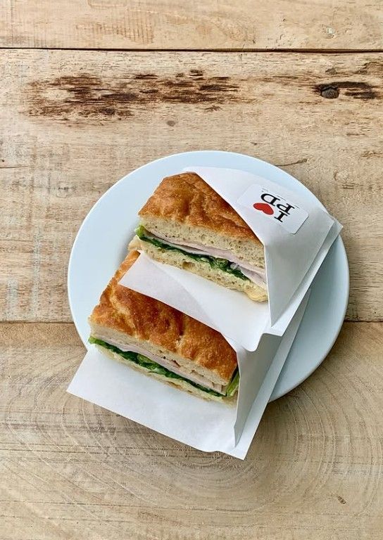 파자마델리에서 맛볼 수 있는 치킨 시저 포카챠 샌드위치이다. / 출처: 파자마델리 네이버 플레이스