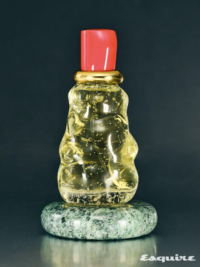 이탈리아 베르가모트의 싱그러움과 프랑스 오리스 버터의 부드러운 바이올렛 향을 한 곳에 담아낸 컴 위드 미 오 드 퍼퓸 100mL/가격 미정 보테가 베네타.