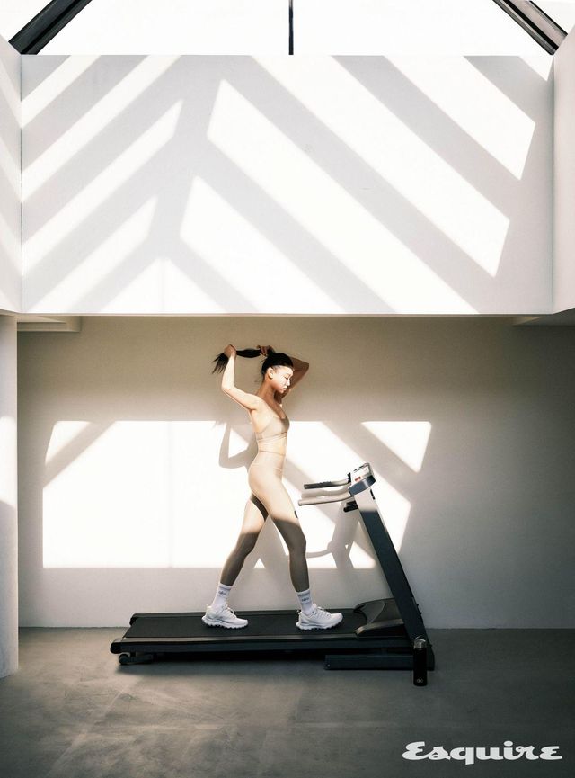 에어리프트 인트리그 브라, 7/8 하이웨이스트 에어리프트 레깅스, 유니섹스 하프 크루 스로백 삭스, 알로 트레일 스니커즈, 알로 워터보틀 모두 알로.