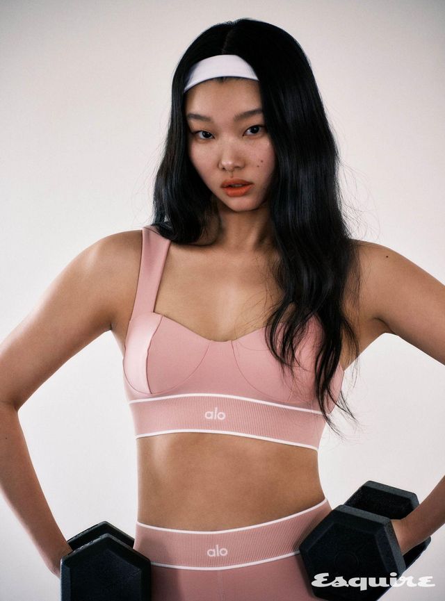 에어리프트 하이웨이스트 얼라인먼트 브라, 에어리프트 하이웨이스트 얼라인먼트 레깅스, 에어리프트 소 스무스 헤어밴드 모두 알로.