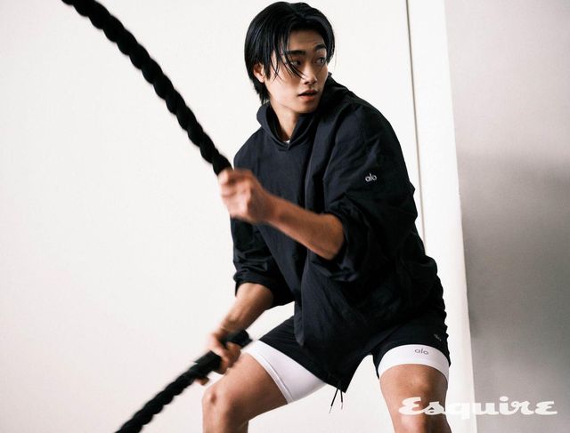 엑시드 후디드 풀오버, 컨커 리폼 크루넥 쇼트 슬리브, 컨커 리액트 투인원 퍼포먼스 쇼츠, 9인치 플라이트 컴프레션 쇼츠 모두 알로.