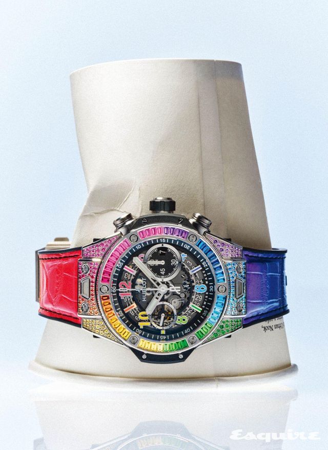 48개의 바게트 컷 컬러 젬스톤을 세팅한 베젤과 162개의 보석으로 완성한 케이스가 돋보이는 빅뱅 유니코 티타늄 레인보우 1억원대 위블로.