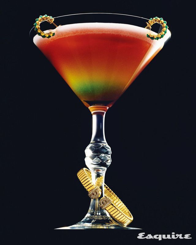 핑크 골드에 그린 아게이트 장식을 더해 구조적인 미학을 완성한 클래쉬 드 까르띠에 이어링 1400만원대 까르띠에. 옐로 골드에 다이아몬드를 파베 세팅해 파렌티지 모티브를 형상화한 투보가스 브레이슬릿 2110만원 불가리. 패션 마티니 글라스 가격 미정 바카라.