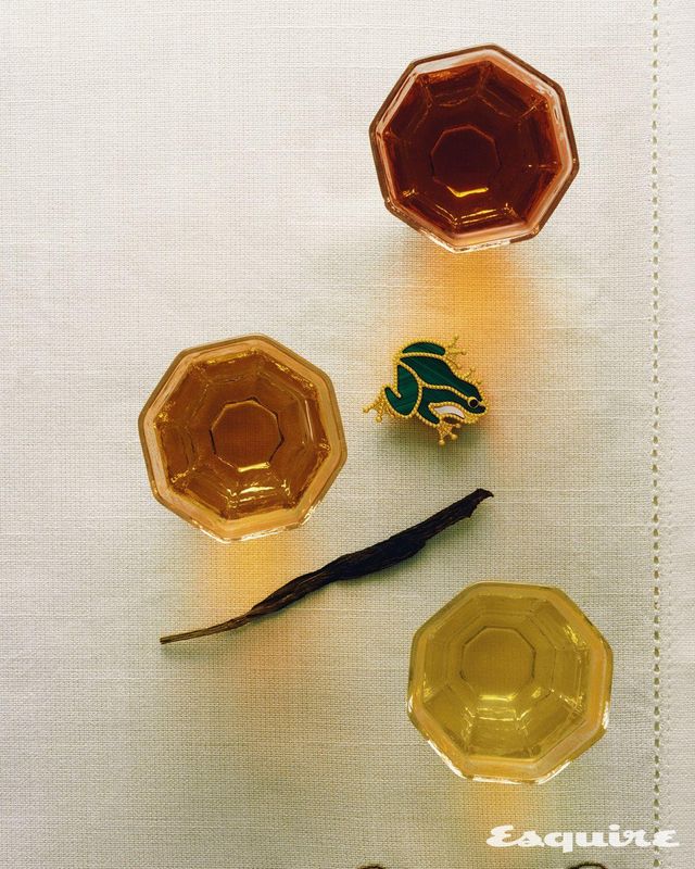 옐로 골드에 말라카이트와 화이트 머더오브펄, 오닉스로 개구리를 표현한 럭키 애니멀 프로그 클립 가격 미정 반클리프 아펠. 크리스털 찻잔 모두 가격 미정 월하보이.