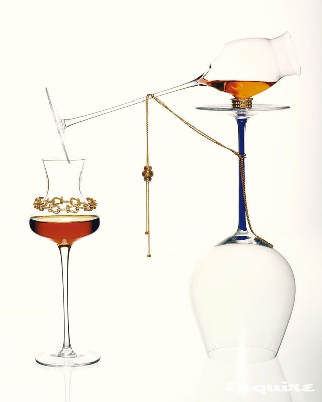 옐로 골드에 1.8캐럿의 다이아몬드 352개를 파베 세팅한 정교한 링크드 디자인의 포스텐 멀티플 브레이슬릿 가격 미정 프레드. 로즈 골드에 사파이어, 차보라이트, 가넷, 루비, 다이아몬드 등 다양한 컬러의 젬스톤을 세팅한 포제션 펜던트 네크리스 2000만원대 피아제. 콜로세움에서 영감을 받아 골드 스터드로 구조적인 형태감을 표현한 다이아몬드 파베 세팅의 옐로 골드 비제로원 링 1900만원 불가리. 조세핀 No.10 오드비 스피릿 13만원 조세피넨휘테 by 콜렉션비. 블루 파토마노 올드 월드 피노 누아 와인 잔 19만8000원 리델 by 이홈바. 가장 왼쪽의 잔은 믹솔로지스트 소장품.