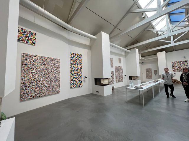 런던의 뉴포트 갤러리에서 마주한 불속에 타고있는 데미안허스트의 NFT 작품들 / 이미지 출처: 필자 촬영