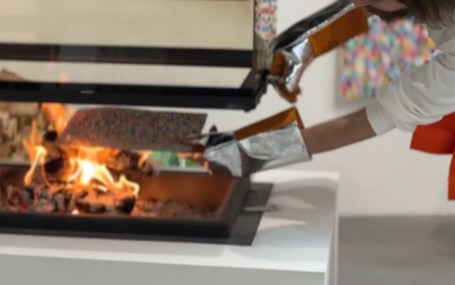 런던의 뉴포트 갤러리에서 마주한 불속에 타고있는 데미안허스트의 NFT 작품들 / 이미지 출처: 필자 촬영