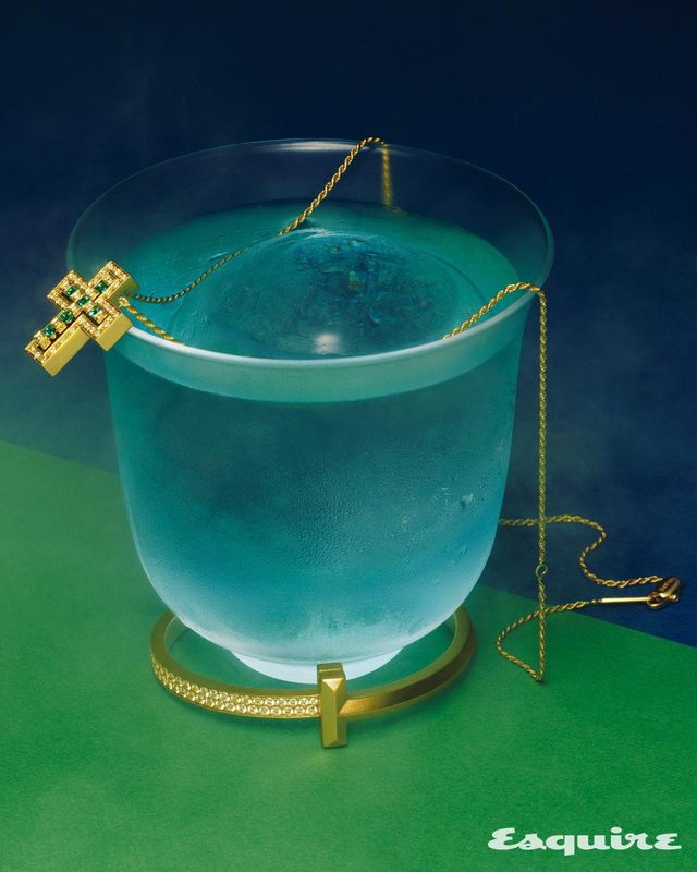 다이아몬드와 에메랄드가 세팅된 옐로 골드 벨 에포크 네크리스 가격 미정 다미아니. 옐로 골드에 라운드 브릴리언트 다이아몬드를 촘촘히 새겨 넣은 티파니 T1 와이드 하프 다이아몬드 힌지드 뱅글 가격 미정 티파니.