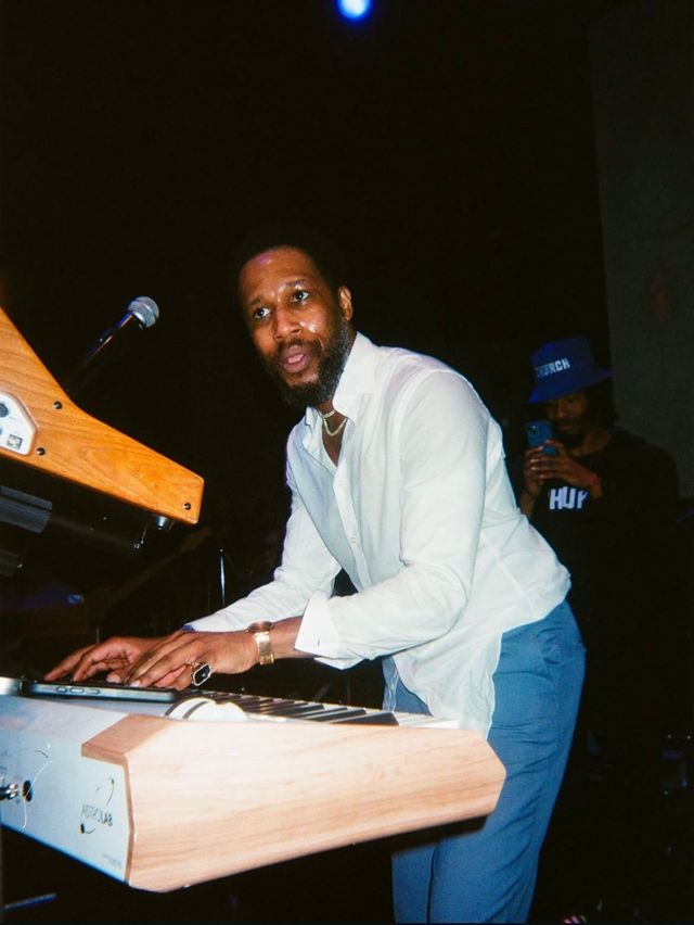 열정적으로 연주하는 코리 헨리의 모습이다. / 출처: Cory Herny 인스타그램(@coryhenry)