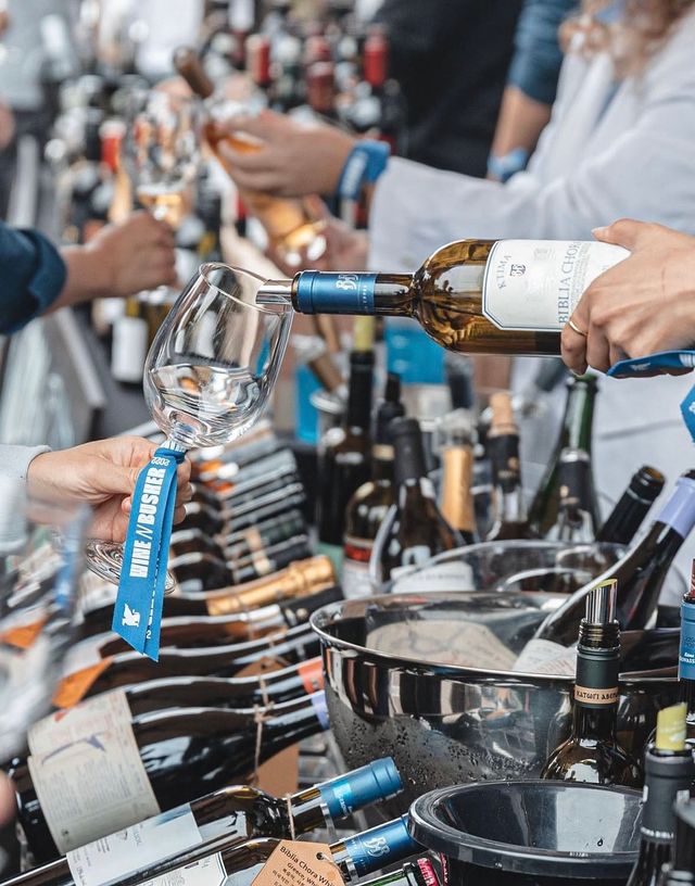 호텔 야외 가든에서 펼쳐지는 봄 와인 마켓에서 프리미엄 와인 100여 종을 맛볼 수 있다. / 출처: JW 메리어트 동대문 공식 인스타그램(@jwmarriot_dongdaemun)