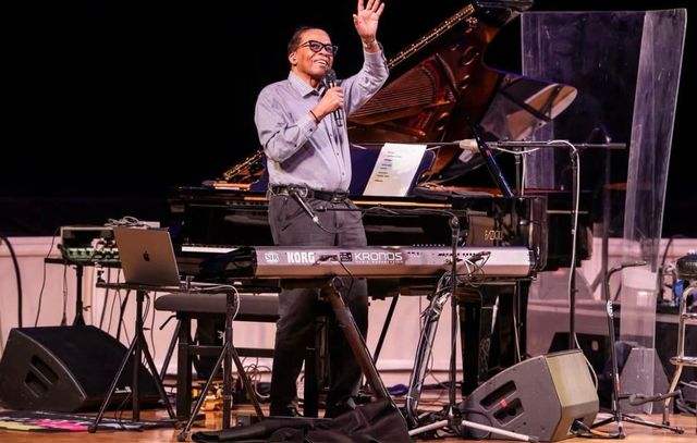 시카고 심포니 센터에서 공연하는 Herbie Hancock의 모습이다. / 출처: Herbie Hancock 인스타그램(@herbiehancock)
