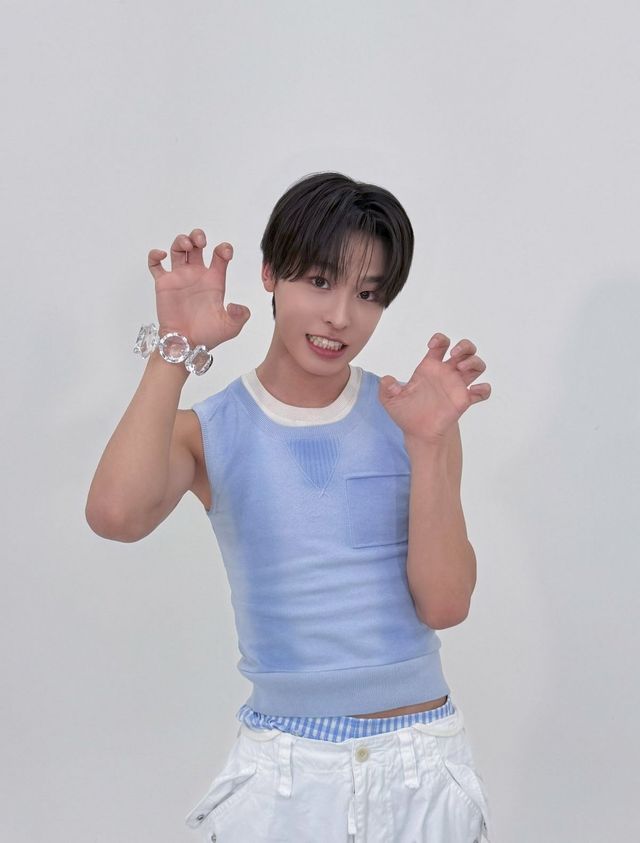 벨트와 새깅으로 하의에 포인트를 준 엔시티 위시 시온과 리쿠 / 이미지 출처: 인스타그램.