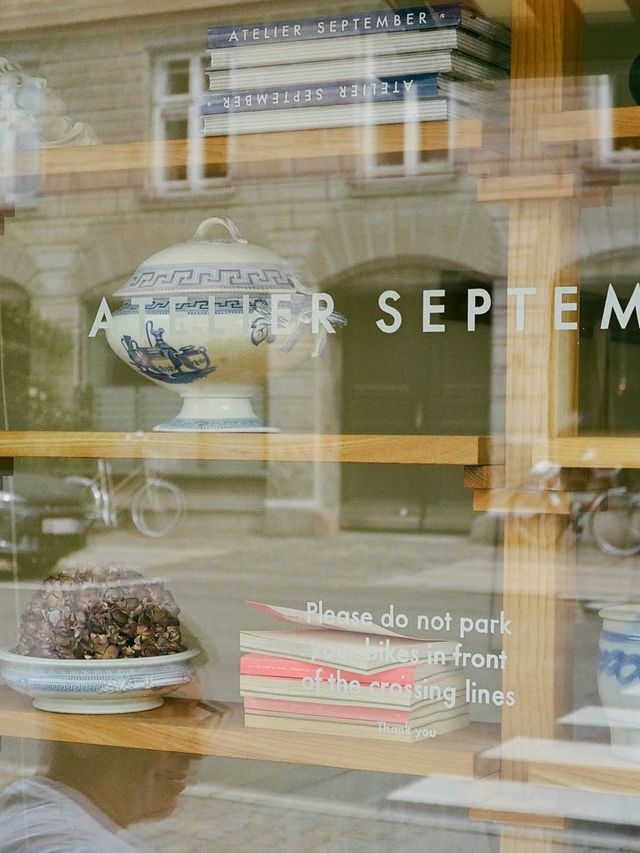 빈티지 가구와 미니멀한 플레이팅이 조화로운 Atelier September / 이미지 출처: @audocph