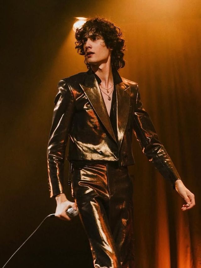 무대 의상으로 갭 스튜디오 의상을 착용한 솜버와 갭 스튜디오 캠페인 이미지. / 이미지 출처: GAP / 인스타그램: @gap