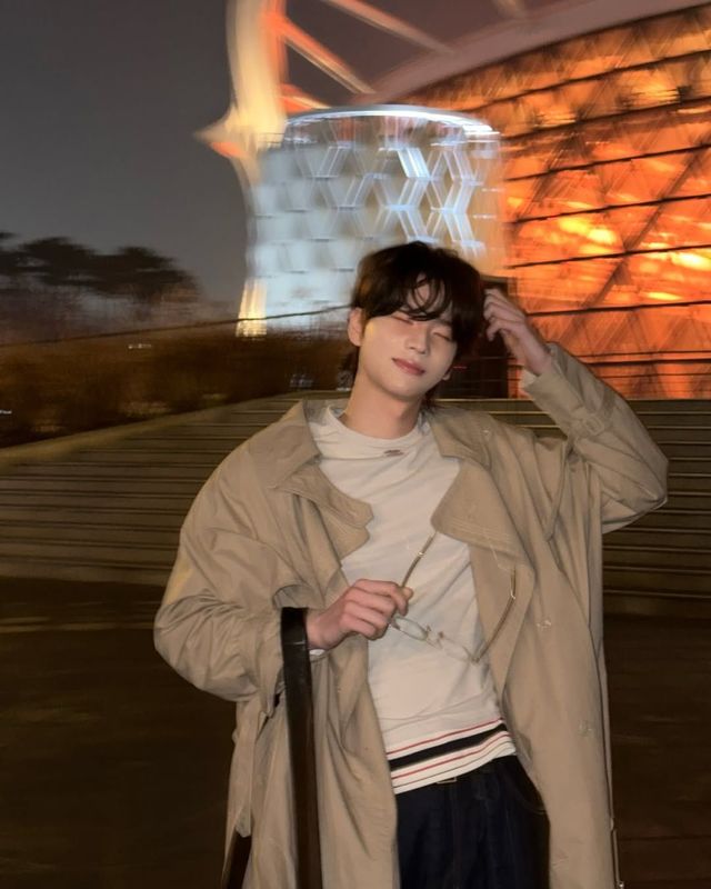 캐주얼하고 포멀한 두 가지 스타일링을 보인 신유 / 이미지 출처: 투어스 위버스 및 인스타그램.