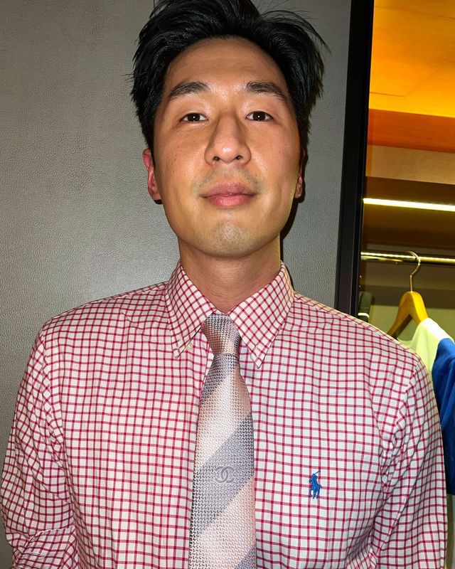 확실한 포인트가 되어주는 컬러 타이/ 이미지 출처: @iammyq