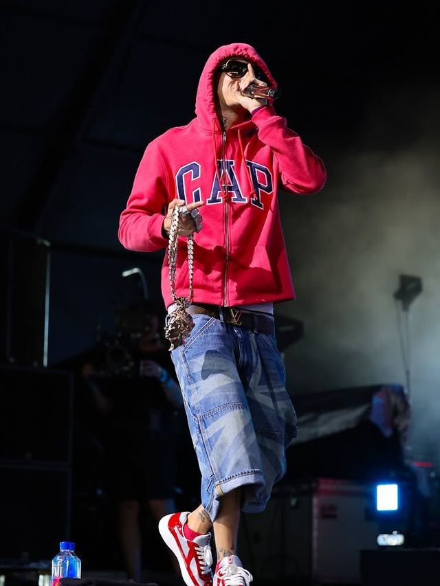 래퍼 센트럴씨가 코첼라 페스티벌에서 갭의 'CAP' 후디와 데님을 착용한 모습. 갭은 코첼라 협업 컬렉션도 함께 선보였다. / 이미지 출처: 인스타그램 @gap @centralcee