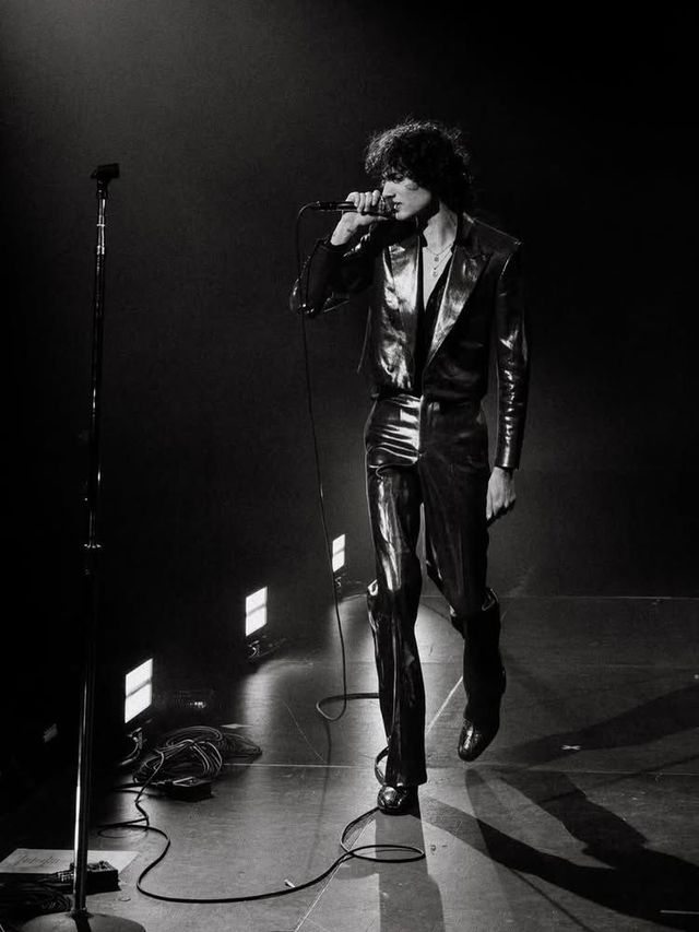 무대 의상으로 갭 스튜디오 의상을 착용한 솜버와 갭 스튜디오 캠페인 이미지. / 이미지 출처: GAP / 인스타그램: @gap