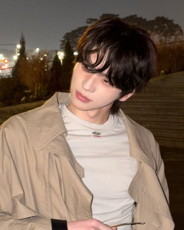 캐주얼하고 포멀한 두 가지 스타일링을 보인 신유 / 이미지 출처: 투어스 위버스 및 인스타그램.