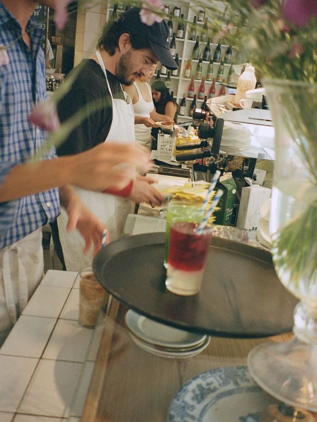 빈티지 가구와 미니멀한 플레이팅이 조화로운 Atelier September / 이미지 출처: @audocph