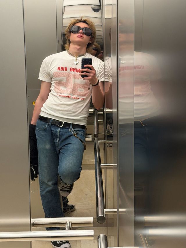 볼드한 액세서리를 더하면 코르티스식 슬림핏 티셔츠 스타일링 완성 / 이미지 출처: 코르티스 위버스.