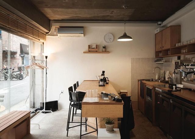 아담하지만 전면 유리로 답답하지 않은 퍼즌트 내부의 모습이다. / 출처: 퍼즌트 네이버지도 업체 등록