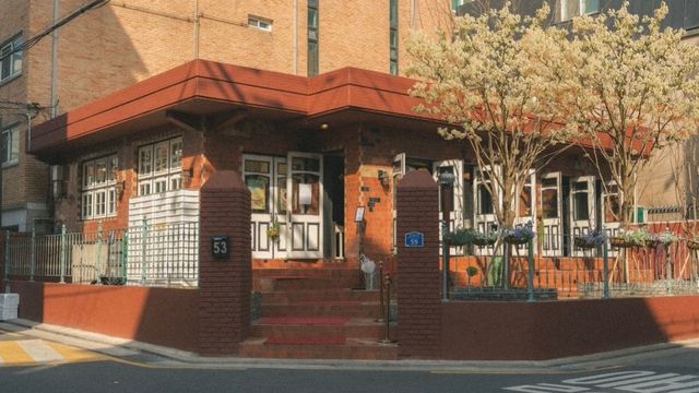 작은 파이 가게에서 시작해 아늑한 주택 개조 카페로 확장한 따우전드의 모습이다. / 출처: 따우전드 네이버지도 업체 등록