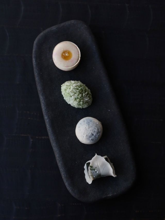 네리키리 3종과 양갱 1종으로 준비된 봄 시즌 와가시이다. / 출처: 녹무 인스타그램