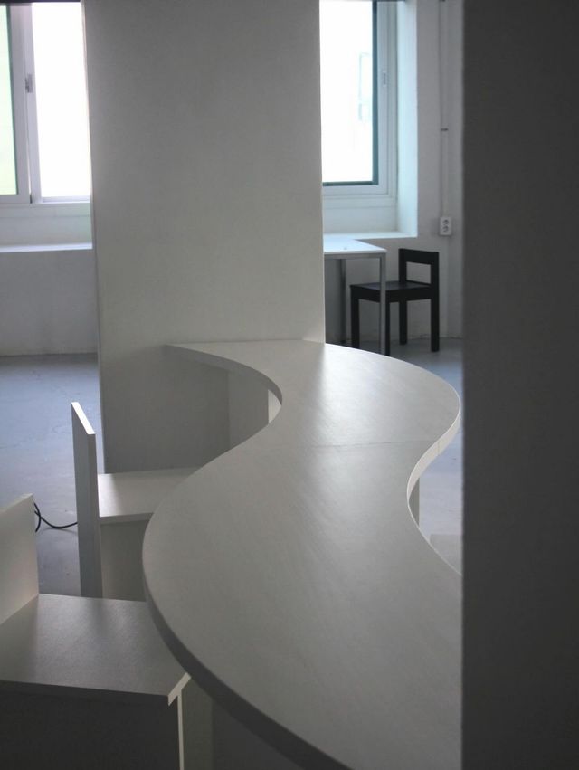 물결 모양의 테이블 등 가구와 기물이 oeo만의 독특한 분위기를 자아낸다. / 출처: oeo 인스타그램