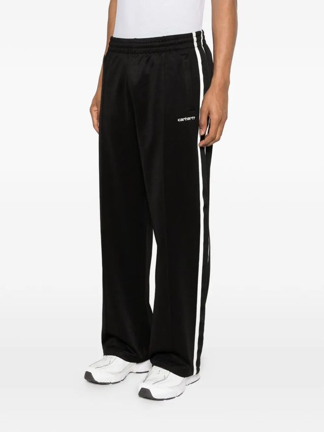 옆면의 스트라이프와 로고 디테일이 특징이며 가격은 17만 1천원 / 이미지 출처: 파페치