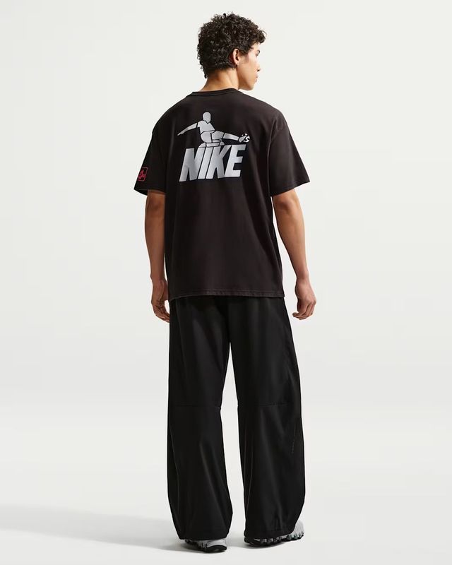 넉넉한 핏에 무릎 부분을 입체적으로 디자인해 우수한 활동성 및 독보적인 나이키 테크 룩 선사 / 이미지 출처: 나이키 