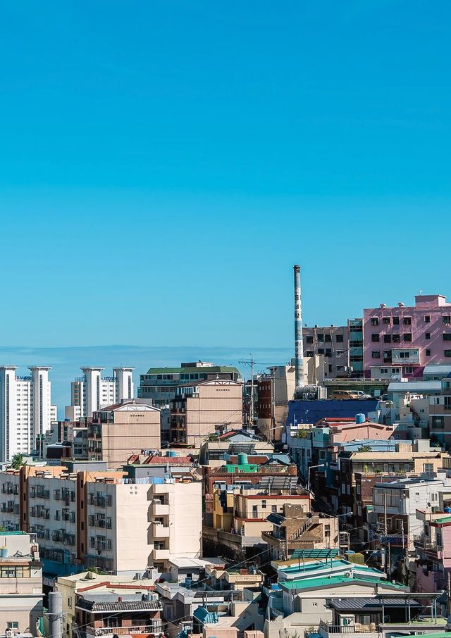 산복도로에서 내려다 본 목욕탕 굴뚝 / photo courtesy of Smoothlab