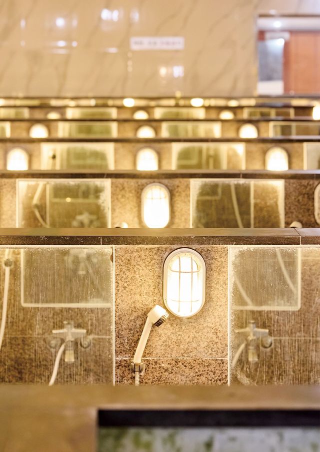 녹천온천 좌식 샤워 부스 / photo courtesy of Smoothlab