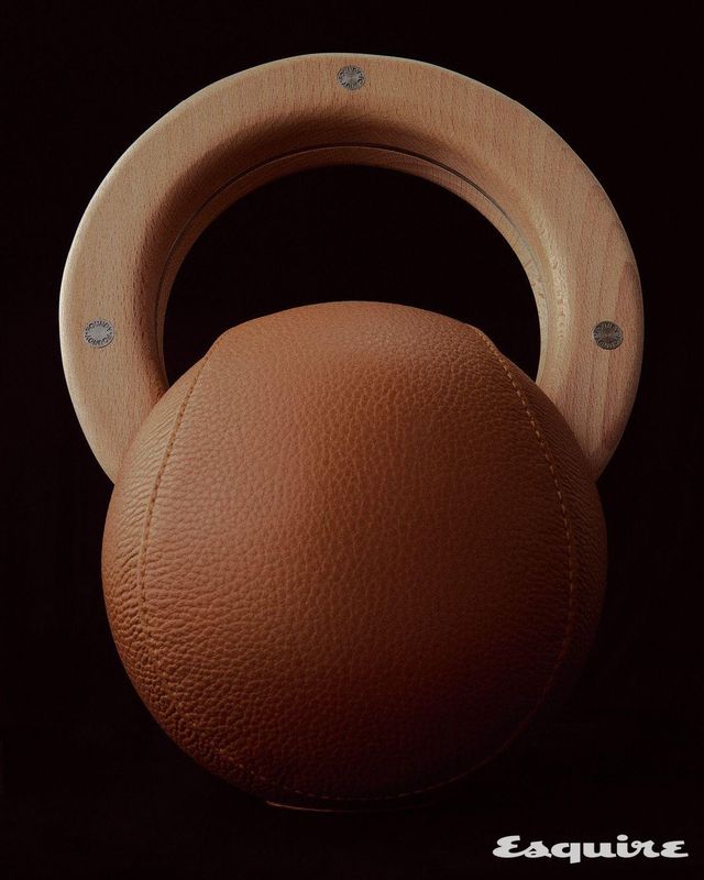 정교한 설계와 소재에서 오는 안정감으로, 움직임의 질을 끌어올린다. 토고 가죽과 원목 핸들로 완성한 에센셜 케틀벨 6kg/158만원 파운디.