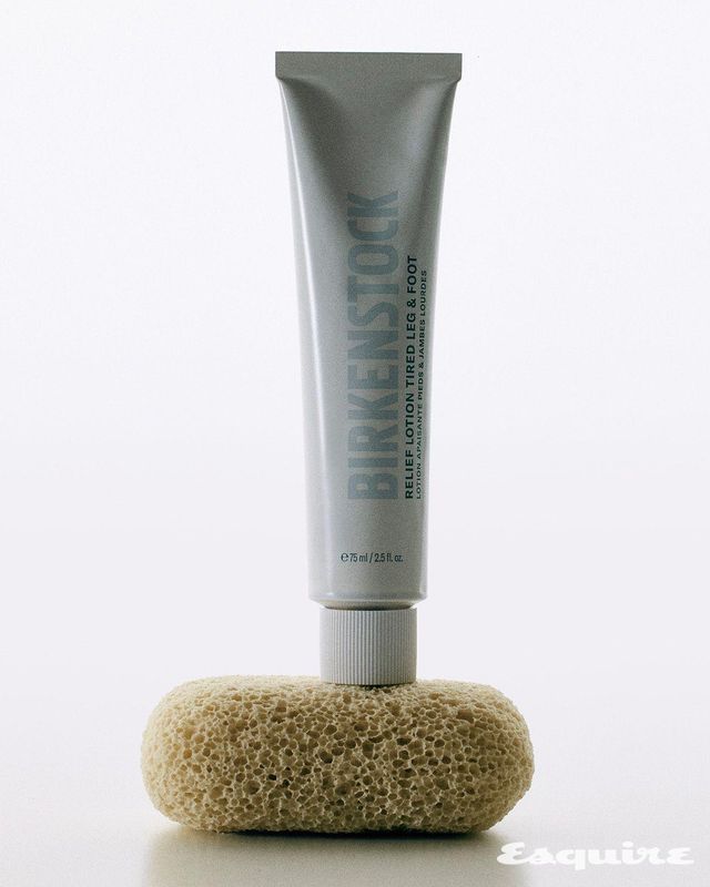 멘톨과 유칼립투스 오일을 함유한 쿨링 크림이 피부를 상쾌하게 가꿔주는 릴리프 레그 & 풋 로션 75mL/3만9000원, 발 각질 제거와 피붓결 정돈을 돕는 스무딩 퍼미스 스톤 1만5500원 모두 버켄스탁.