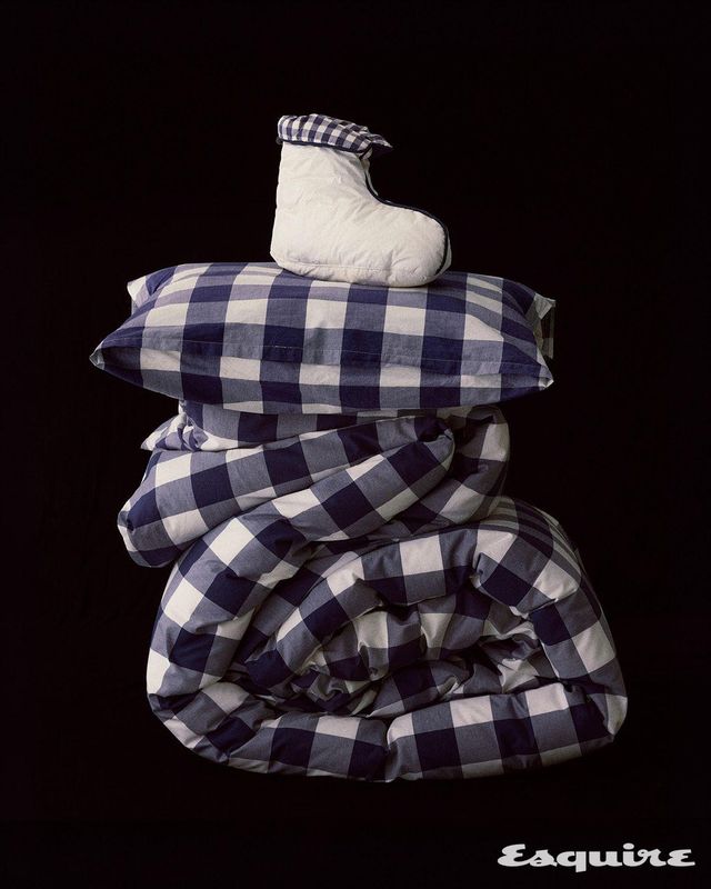 수면 전후 발을 따뜻하게 유지해 주는 다운 부츠 46만원, 목 통증 완화와 척추 정렬 개선에 도움을 주는 테라퓨틱 필로 100만원, 부드럽고 내구성이 뛰어난 피마 코튼 소재 킹 사이즈 이불 커버 120만원, 100% 구스다운을 사용해 보온감이 탁월한 킹 사이즈 이불 다운 530만원 모두 해스텐스 서울.