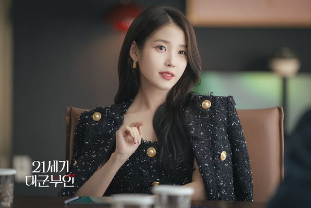 블랙 & 골드 버튼 발망 트위드 자켓-원피스 셋업으로 시선을 장악하는 캐슬뷰티 대표 성희주(아이유) / 이미지 출처: MBC·디즈니플러스〈21세기 대군부인〉
