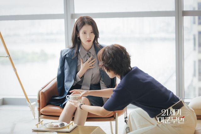 성희주의 차가운 카리스마가 가장 잘 드러났던 페라가모 다크 블루 레더 자켓 스타일링 / 이미지 출처: MBC·디즈니 플러스 〈21세기 대군부인〉