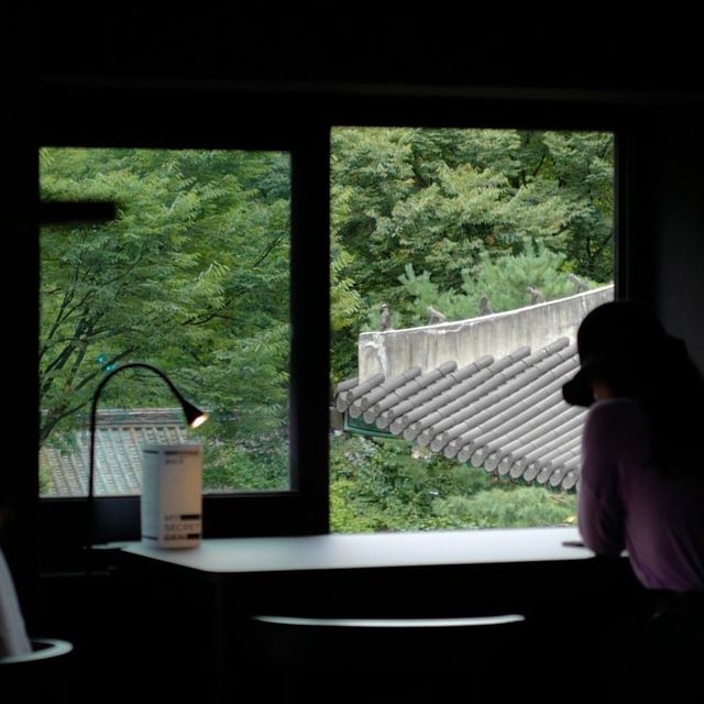 창 너머로 보이는 아름다운 풍경 덕에 홀로 사색을 즐기거나 친구와 분위기 있게 와인 다이닝을 즐길 수 있다. / 출처: 마이시크릿덴 네이버지도 업체등록
