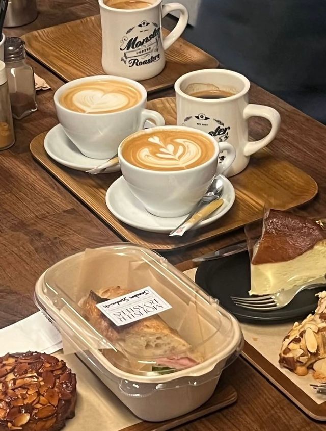 커피와 각종 베이커리류 등등 즐길거리가 많다. / 출처: 몬스터로스터스 인스타그램(@monsterroasters)