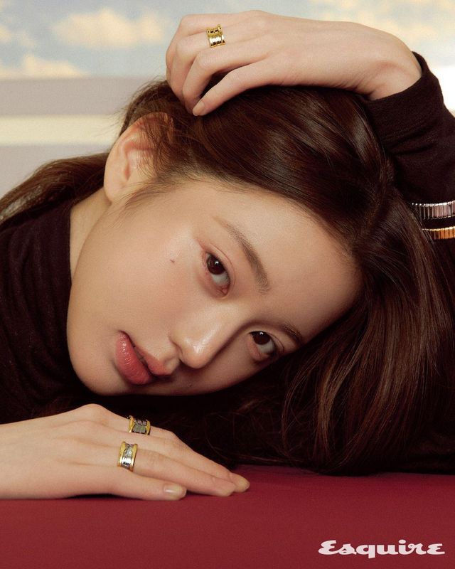 왼손 중지에 착용한 옐로 골드 비제로원 3밴드 링, 불가리 투보가스 골드 & 스틸 브레이슬릿, 옐로 골드 불가리 투보가스 브레이슬릿, 오른손 검지에 착용한 비제로원 골드 & 스틸 4밴드 링, 약지에 착용한 비제로원 골드 & 스틸 2밴드 링 모두 불가리. 블랙 터틀넥 톱 스타일리스트 소장품.