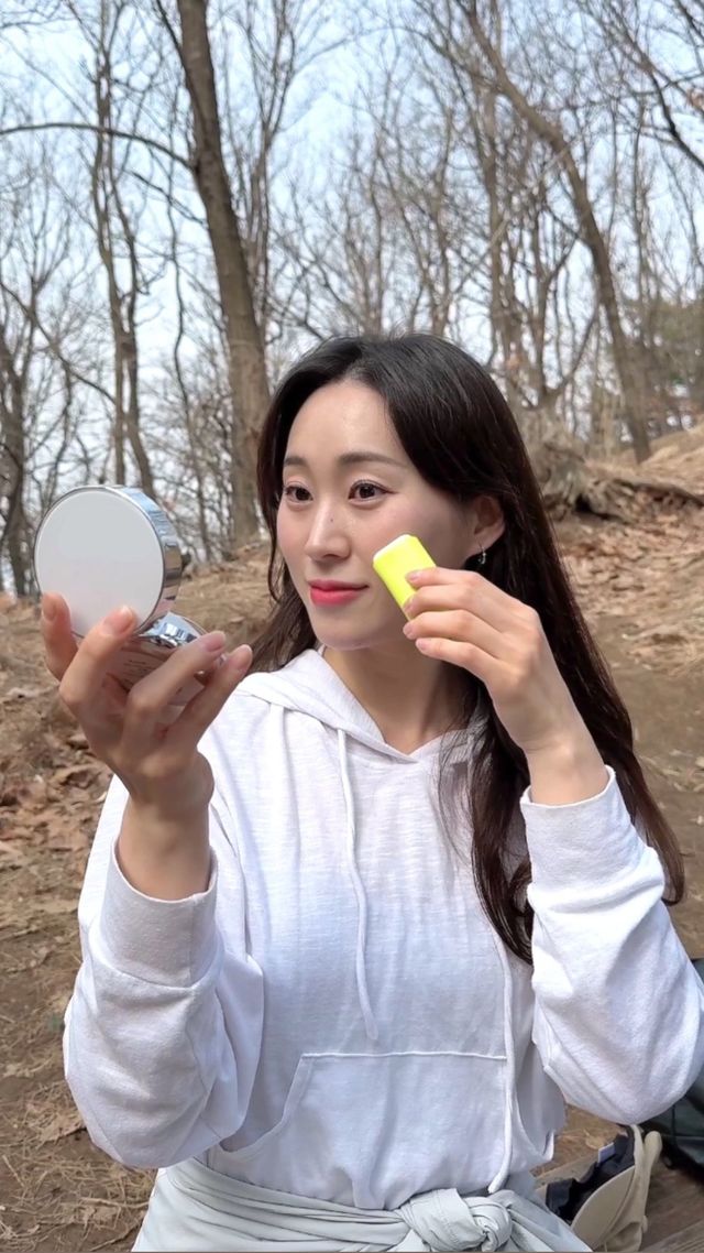 아웃도어 활동시 선크림을 사용하는 모습 / 이미지 출처 : 필자 촬영